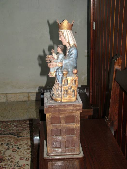 Vista general lateral izquierdo con peana de la Virgen de Monserrate