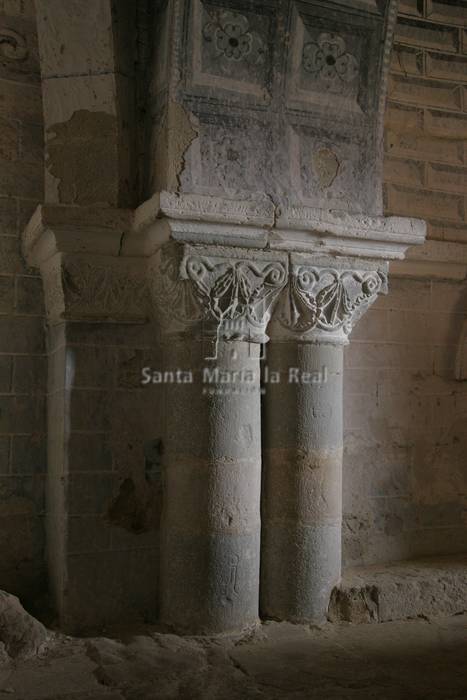 Columnas del lado derecho del interior de la cripta