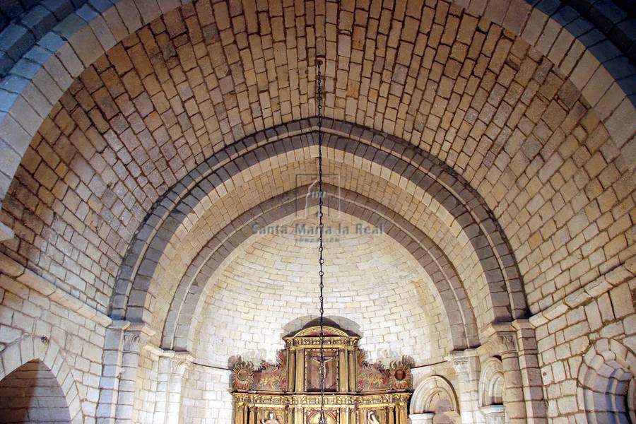 Vista interior de las bóvedas del ábside desde el hastial