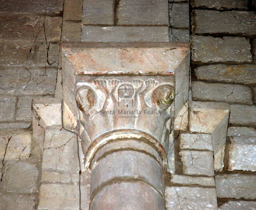 Detalle del capitel y cimacio del interior del ábside