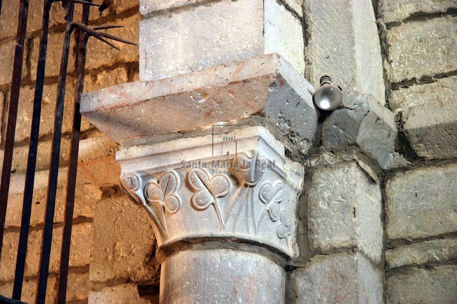 Detalle del capitel y cimacio de un pilar del ábside