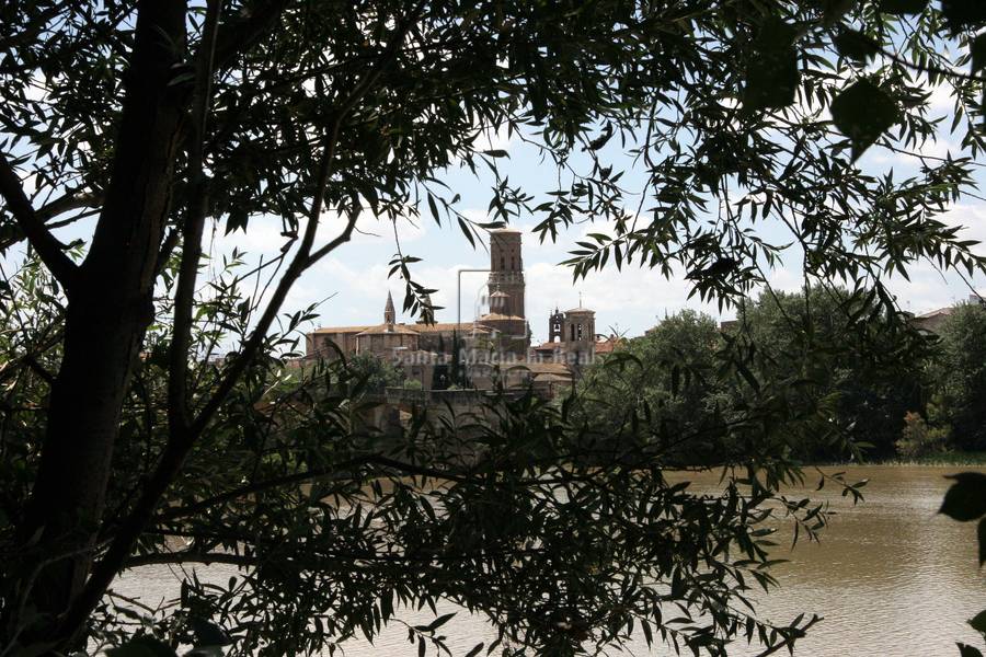 Vista de la iglesia desde el río