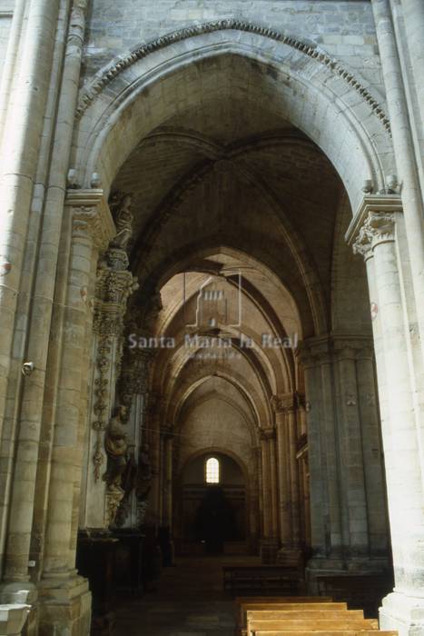 Vista interior de la nave del lado norte desde los pies