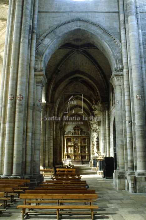 Vista interior de la nave del lado sur desde los pies