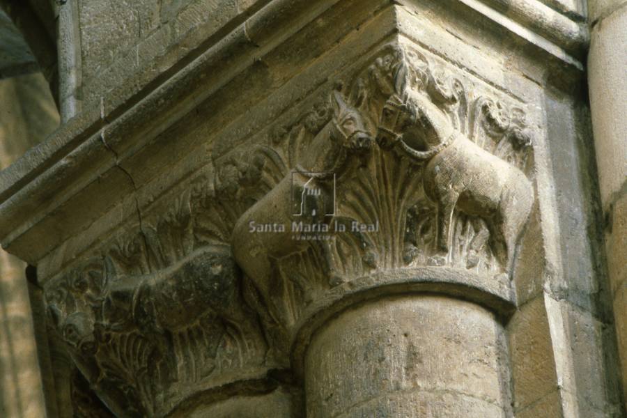 Capiteles de un pilar del interior. Vegetales y burros