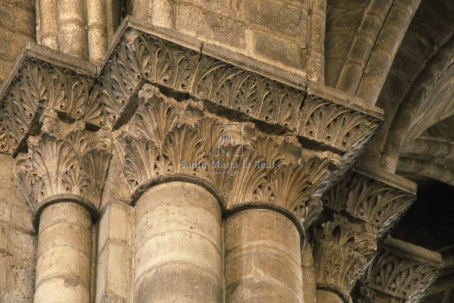 Capiteles de un pilar del interior. Vegetales