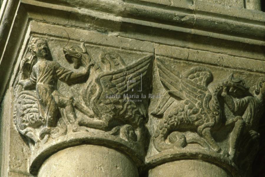 capiteles de un pilar del interior. Hombres y dragones luchando