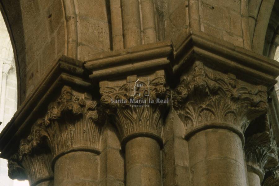 Detalle de los capiteles de un pilar de la nave central