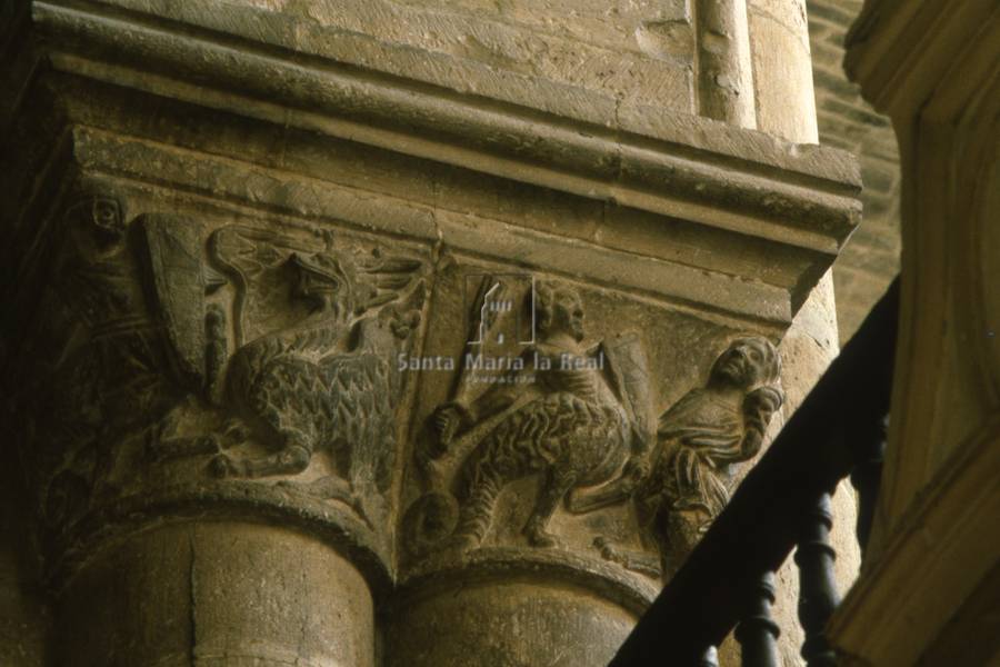 Capiteles de un pilar del interior. Híbridos, dragón y caballero