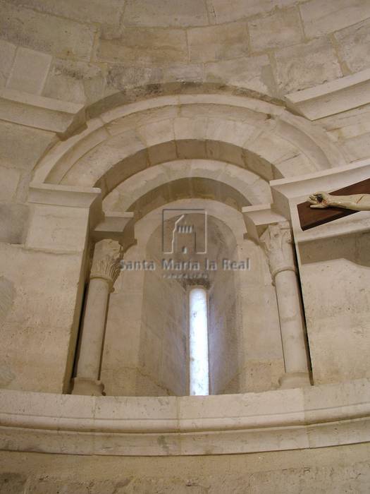 Detalle de basas de columna gótica del interior
