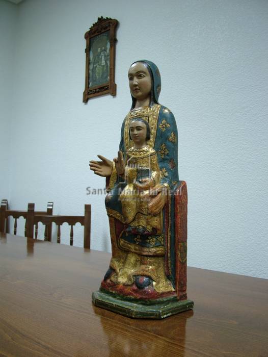 Talla de Virgen sustentante con el Niño, la imagen es Nuestra Señora del Camino