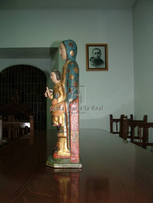 Vista lateral izquierda de la talla de Virgen sustentante con el Niño, la imagen es Nuestra Señora del Camino