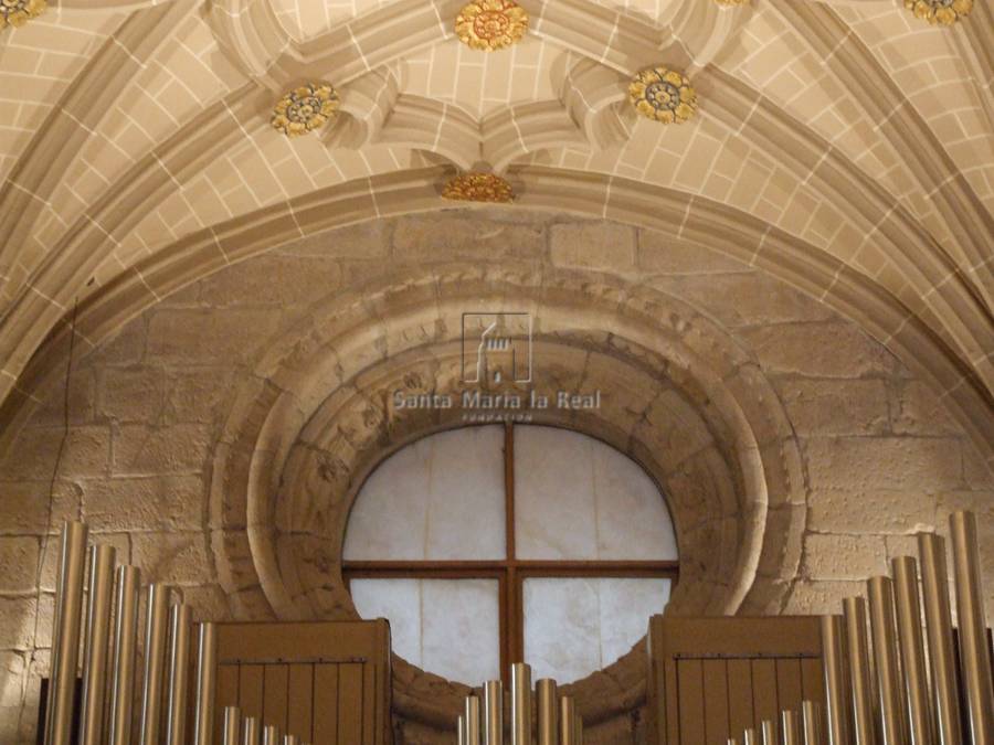 Detalle interior del rosetón de la fachada oeste de perfil baquetonado y trompetería del órgano