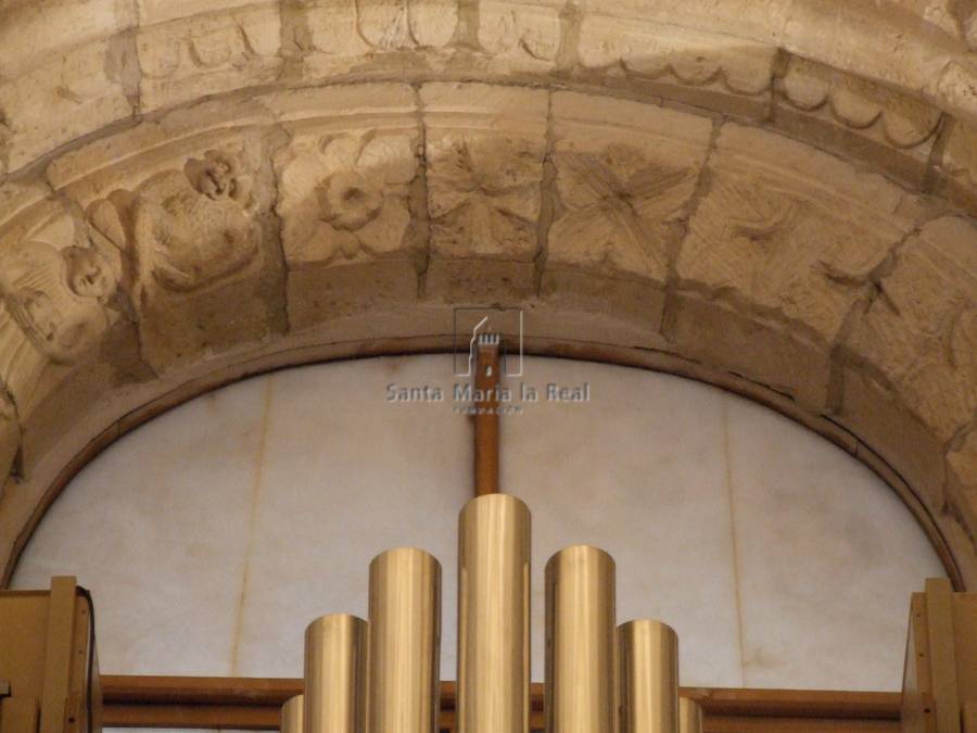 Detalle interior del rosetón de la fachada oeste de perfil baquetonado y trompetería del órgano