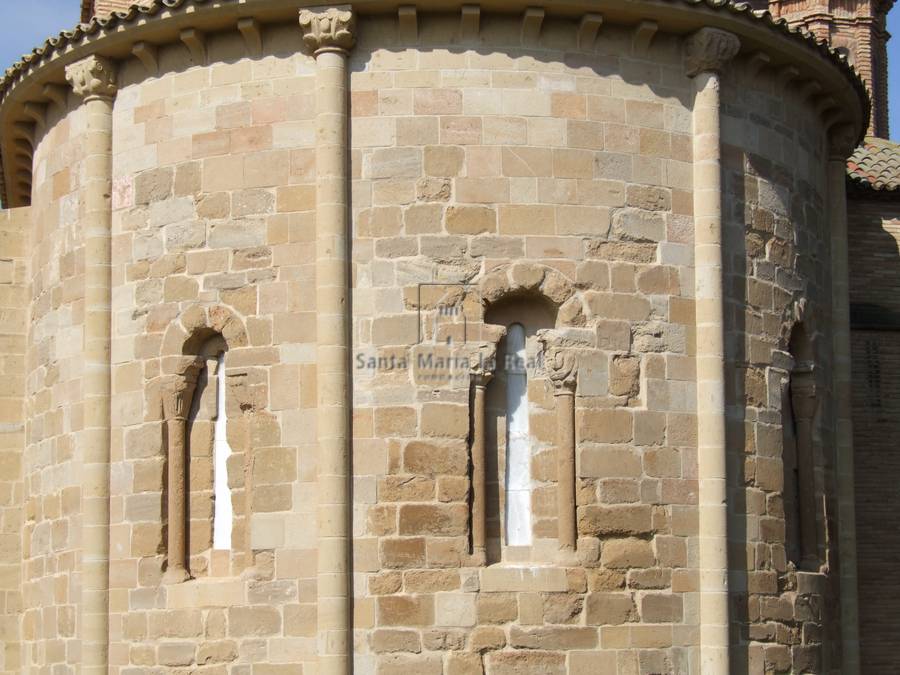 Detalle exterior de las ventanas del ábside