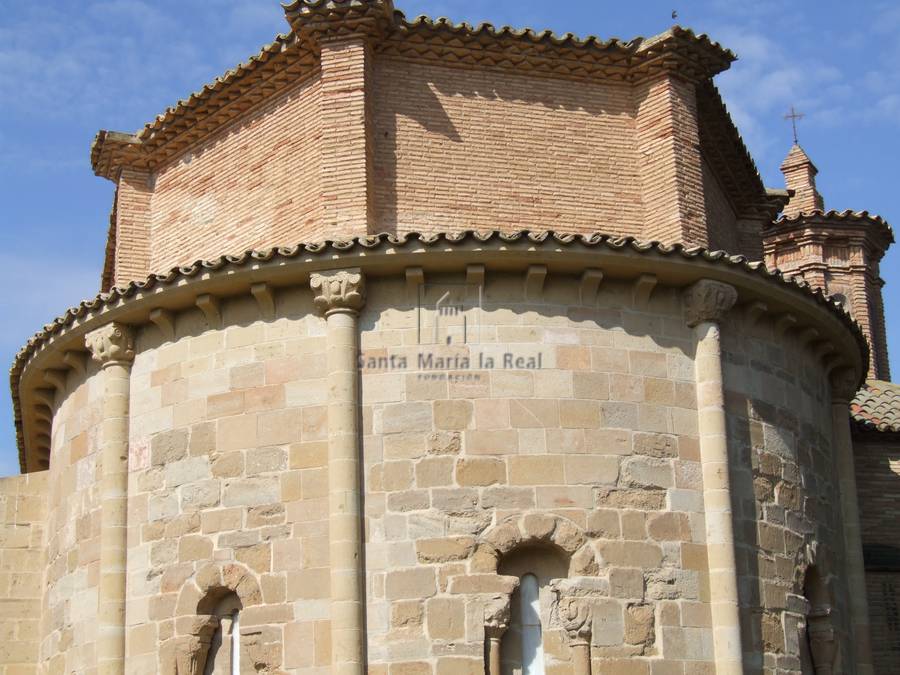 Detalle exterior de las ventanas y cornisa del ábside