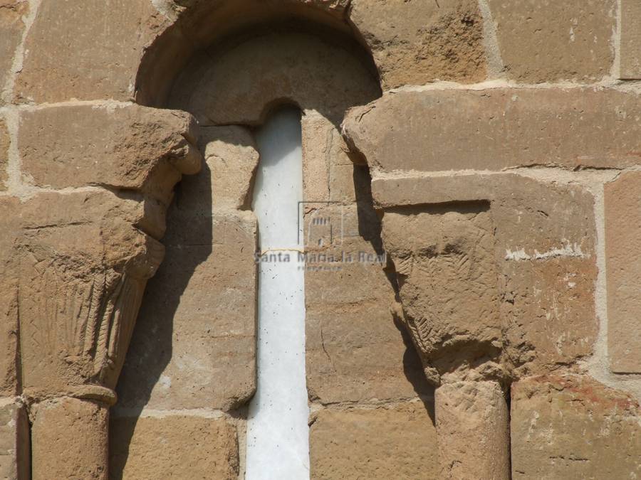 Detalle exterior de una ventana del ábside