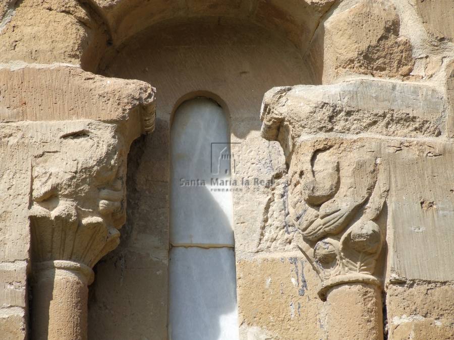 Detalle exterior de una ventana del ábside