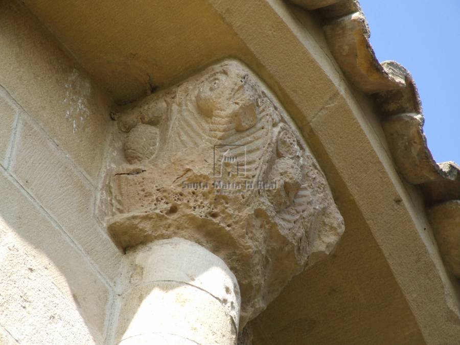 Capitel vegetal de una columnilla en el exterior del ábside