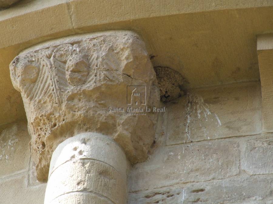 Capitel vegetal de una columnilla en el exterior del ábside