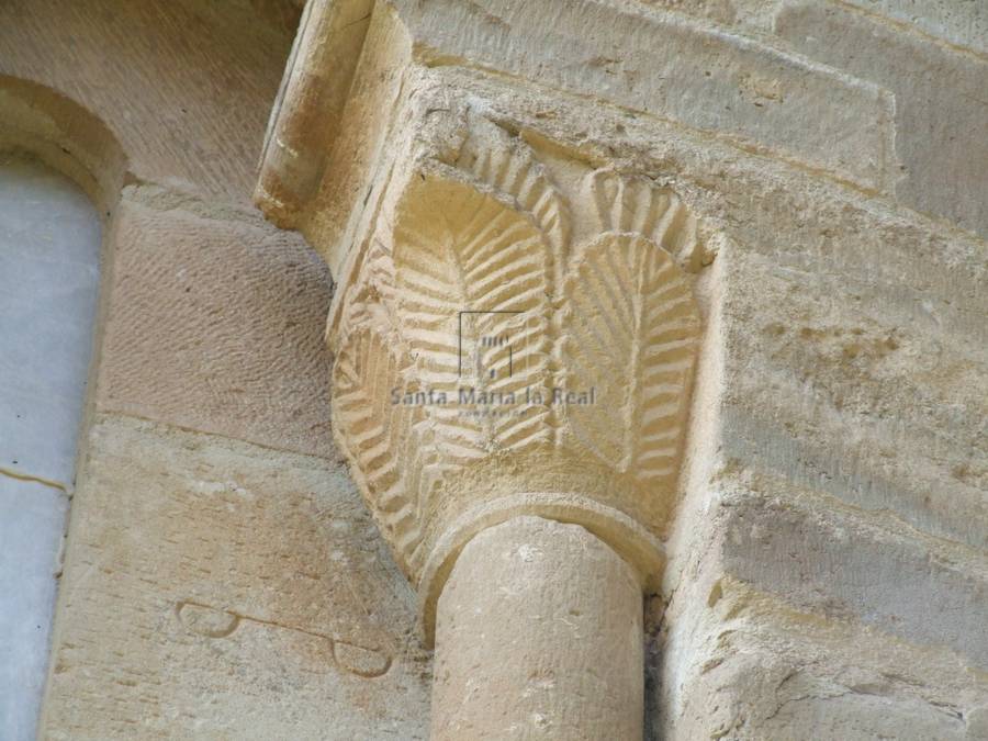 Capitel vegetal derecho de una ventana del ábside