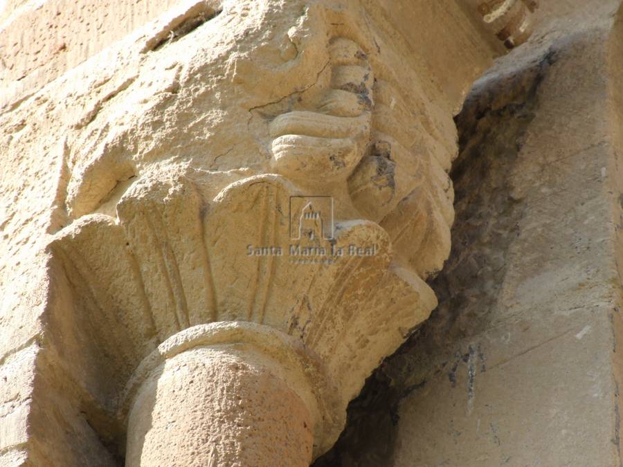 Capitel vegetal izquierdo de una ventana del ábside