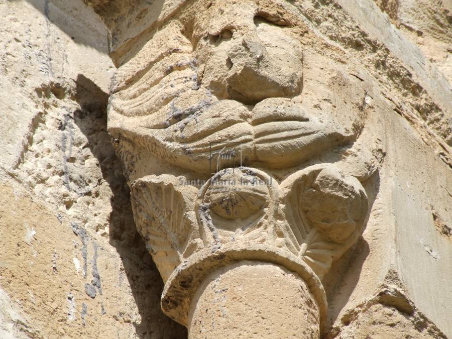 Capitel vegetal derecho de una ventana del ábside