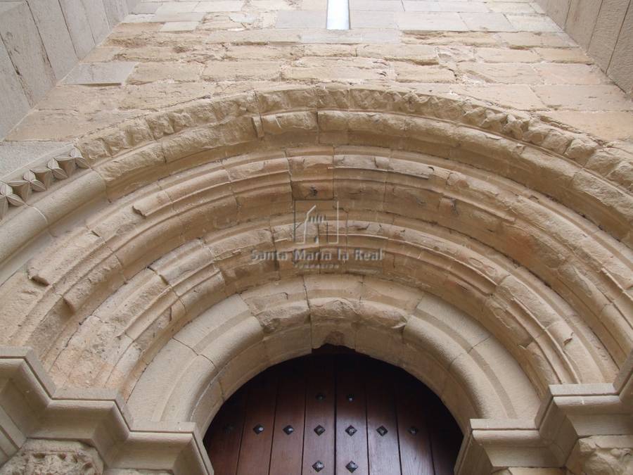 Detalle exterior de las arquivoltas de la portada norte