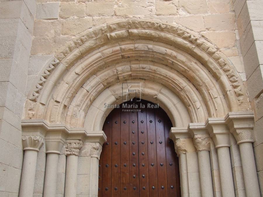 Detalle exterior de las arquivoltas y capiteles de la portada norte