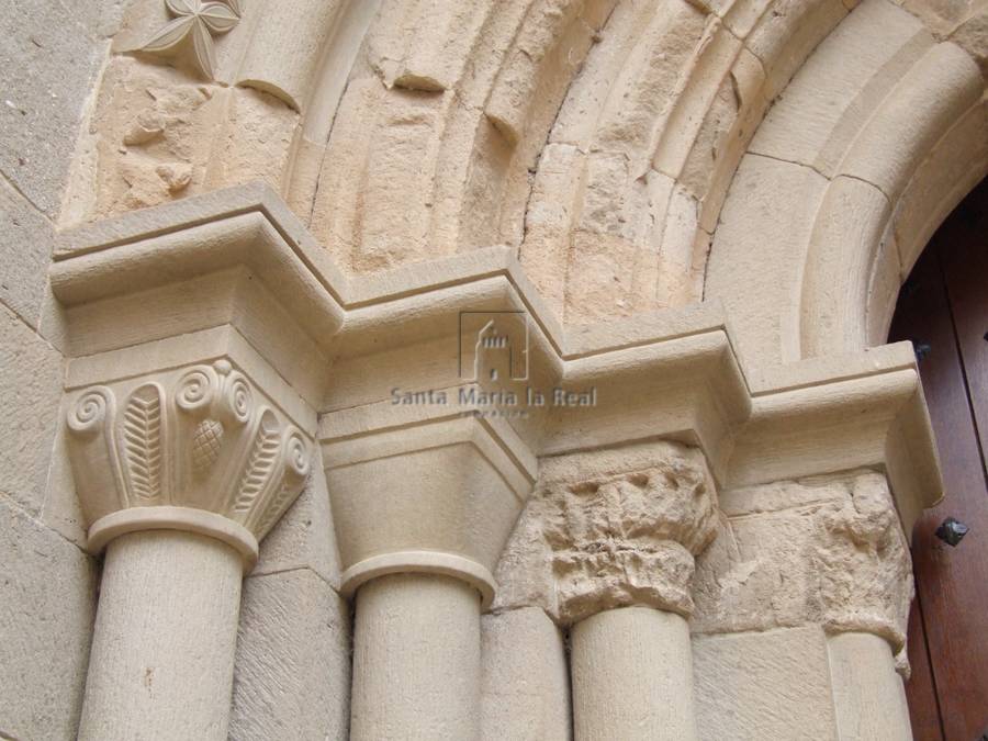 Detalle de los capiteles del lado izquierdo de la portada norte