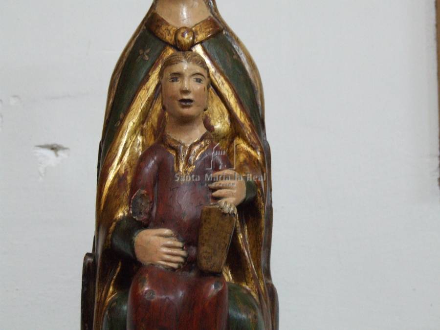 Detalle de la talla de la Virgen de la Caridad sedente con el Hijo sentado