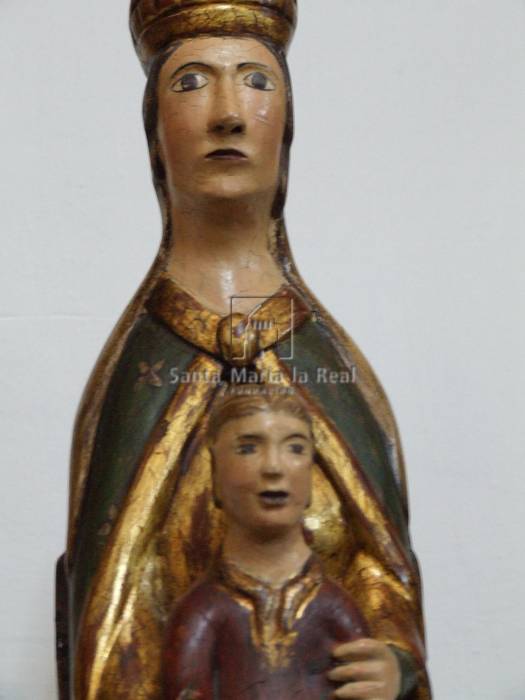 Detalle de la talla de la Virgen de la Caridad sedente con el Hijo sentado