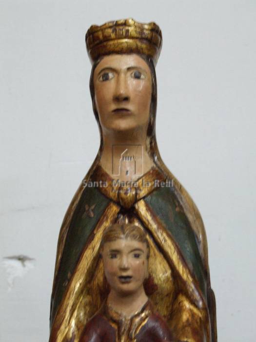 Detalle de la talla de la Virgen de la Caridad sedente con el Hijo sentado