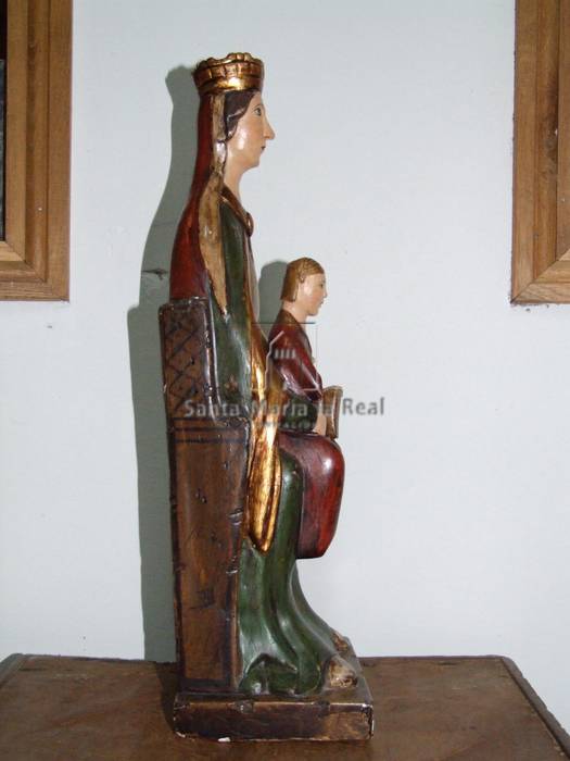 Talla de la Virgen de la Caridad sedente y frontal con el Hijo sentado