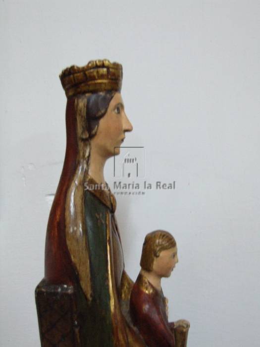 Detalle de la talla de la Virgen de la Caridad sedente con el Hijo sentado