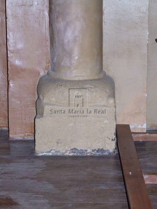 Detalle de la basa de una pilastra del muro norte