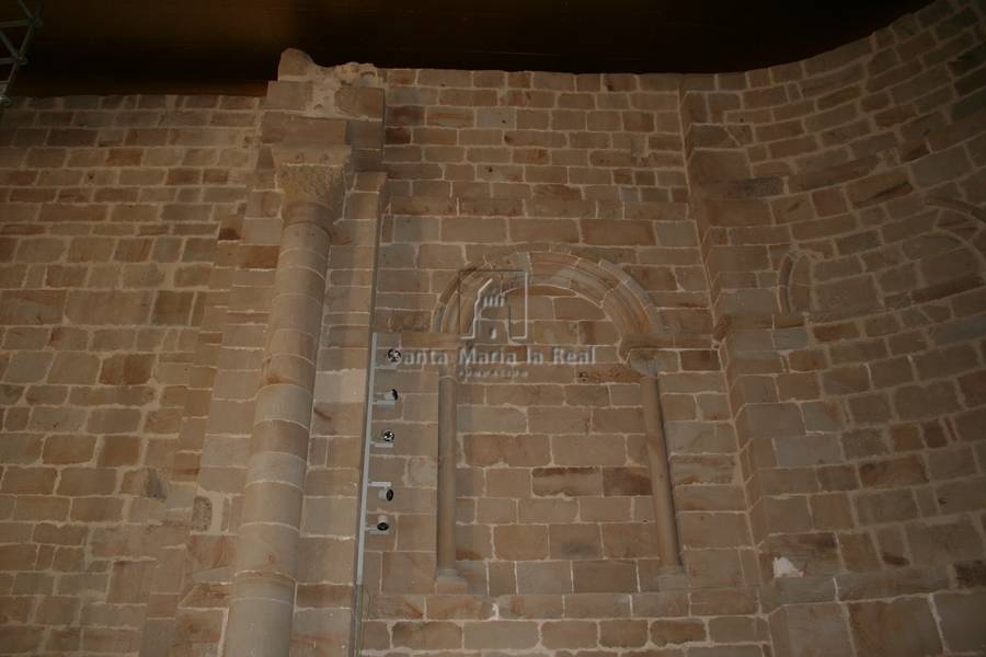 Detalle de la semicolumna y ventana de arco ciego en el lado septentrional del anteábside