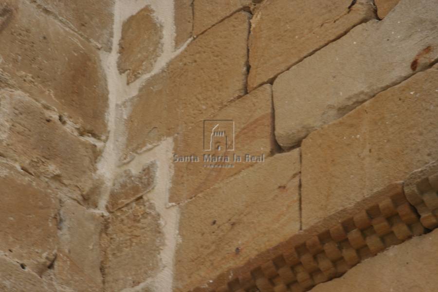 Detalle exterior de la imposta del muro del ábside