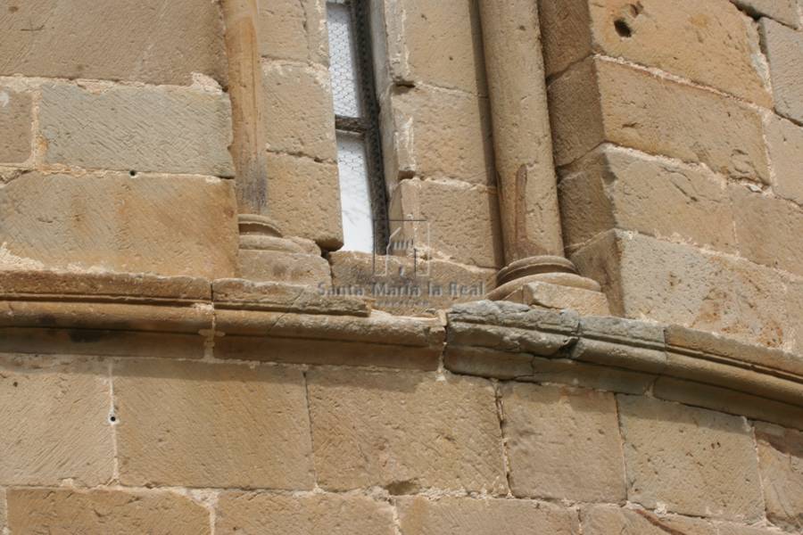 Detalle exterior de una ventana del ábside