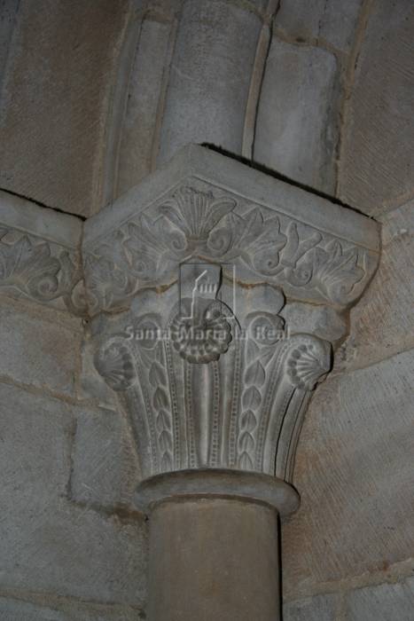 Capitel izquierdo de la portada de la capilla interior