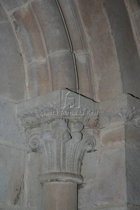 Capitel derecho de la portada de la capilla interior