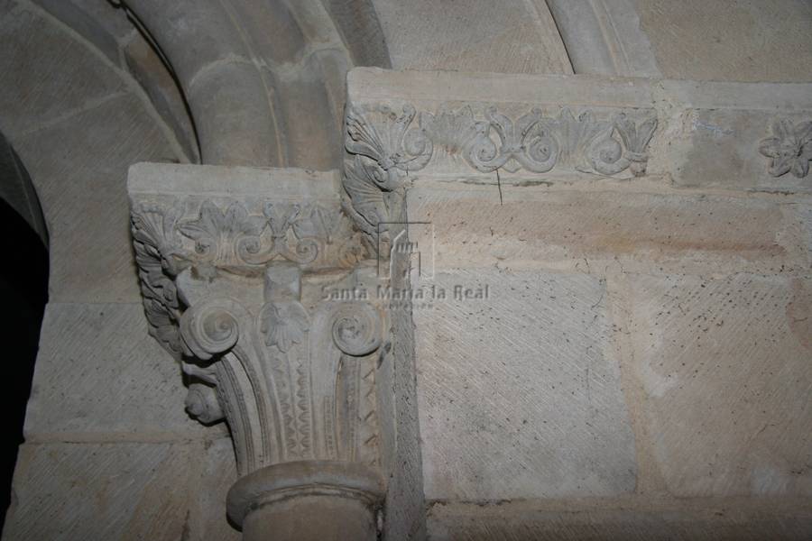 Imposta y capitel derecho de la portada de la capilla interior