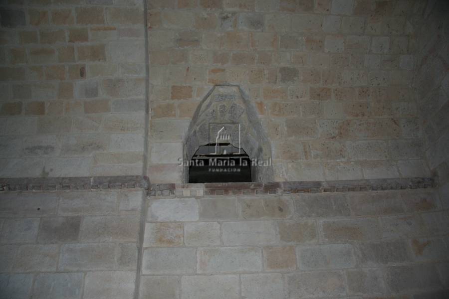 Ventana en el muro sur de la capilla interior