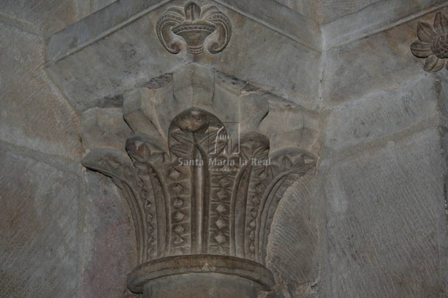Capitel izquierdo de la portada del muro norte de la capilla interior