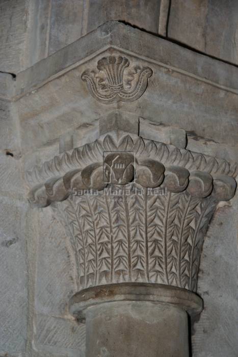 Capitel derecho de la portada del muro norte de la capilla interior