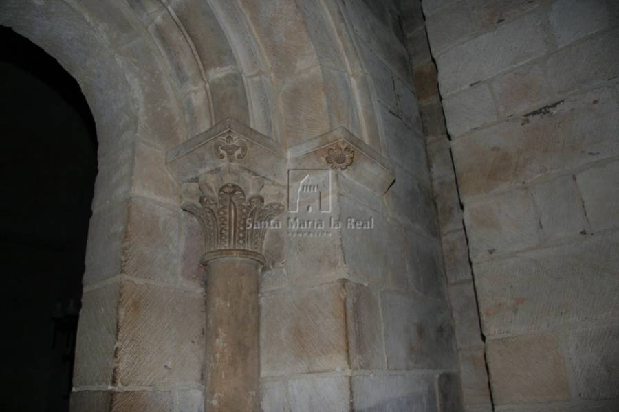 Jamba derecha de la portada central de la capilla interior