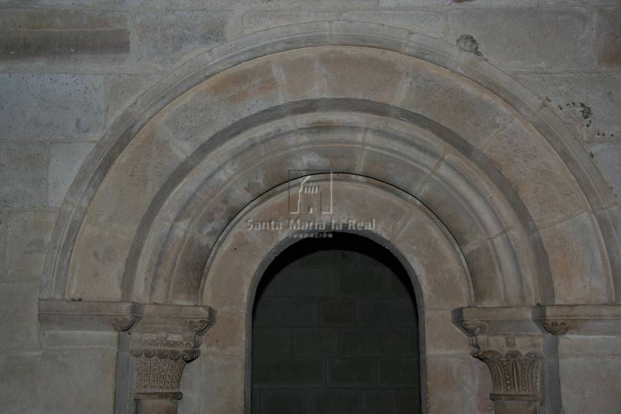 Detalle de los arcos de la  portada central de la capilla interior