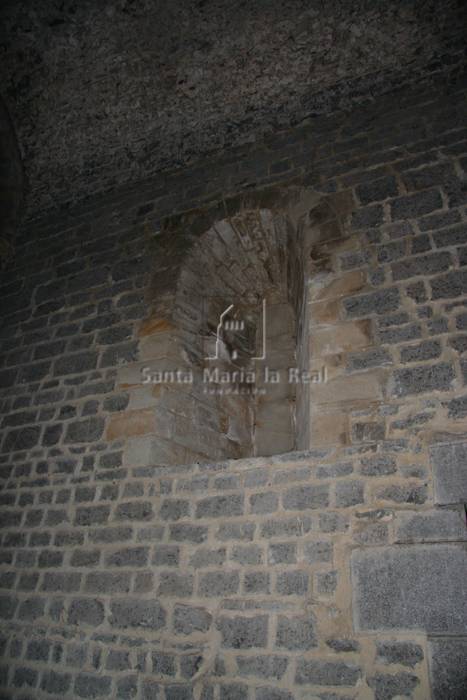 Ventana ciega en el muro sur del interior del templo