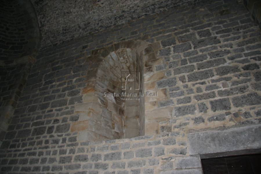 Detalle del muro sur en el  interior del templo