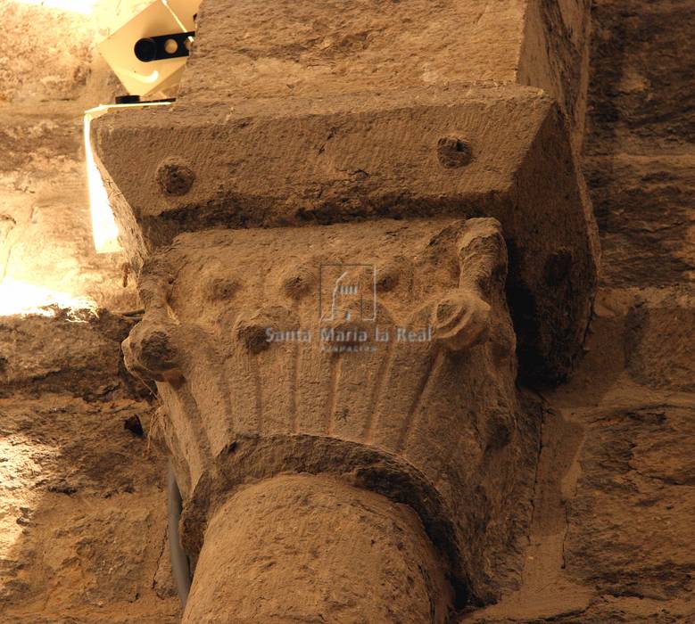 Capitel de lado derecho del arco triunfal. Hojas hendidas y lisas con bolas